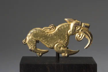 Zoomorphic belt fitment